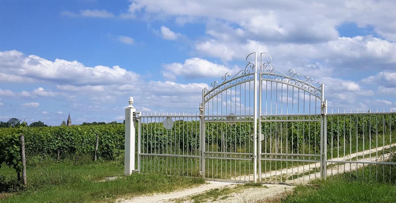 Chateau Le Truch Montussan Bagian luar foto